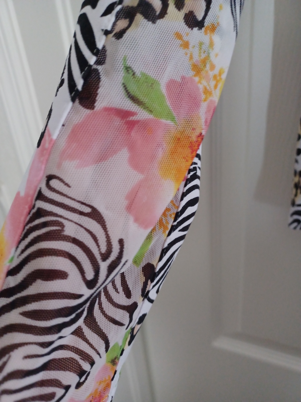 IBKUL Womens Size XL White Floral & Animal Print V-Neck Long Sleeve UPF 50 Golf - Picture 2 of 6